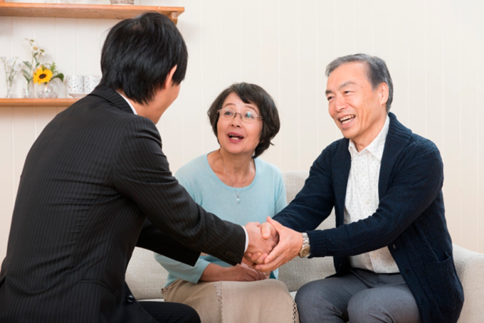 葬儀信託とは、葬儀の内容と費用に納得したうえで契約者が葬儀社と信託契約するものです。契約者が亡くなった連絡を受けたら、葬儀社が契約内容通りの葬儀を施行、その内容を司法書士が確認したうえで信託会社が葬儀費用を葬儀社に支払います。