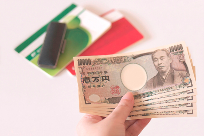 葬儀費用に充当できるだけの残高を銀行口座に残しておきます