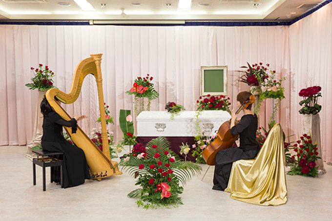 無宗教葬は音楽を奏でたり献花をしたり、宗教にとらわれない自由な葬儀のことです