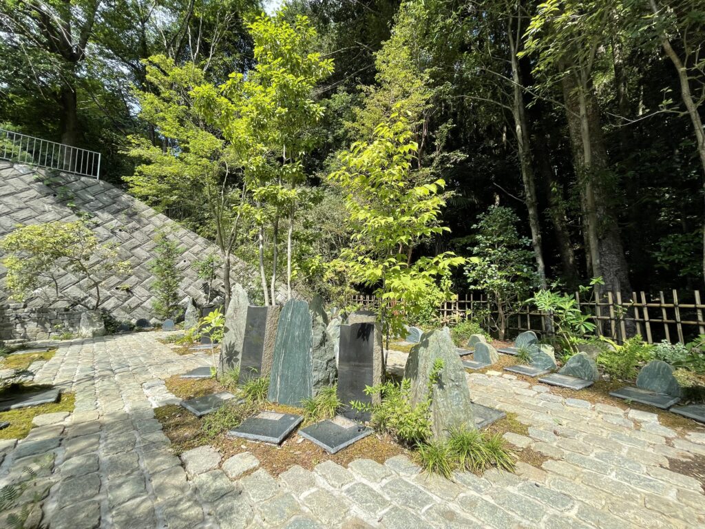 多摩聖地霊園の自然葬(樹木葬)「ひのでの杜」